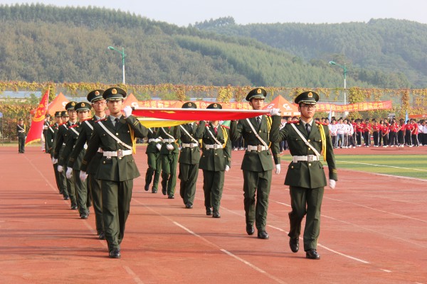国旗方阵进场班级方阵进场梁院长领导一行走访各班级大本营跳得更远