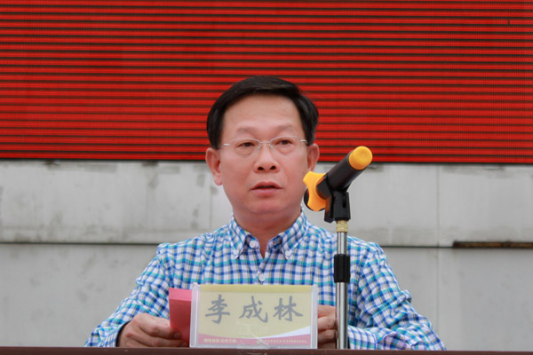 李成林书记做总结讲话韦祎队长在给同学们传授消防知识出席演练的领导