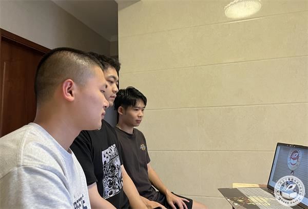 学生收看视频.jpg