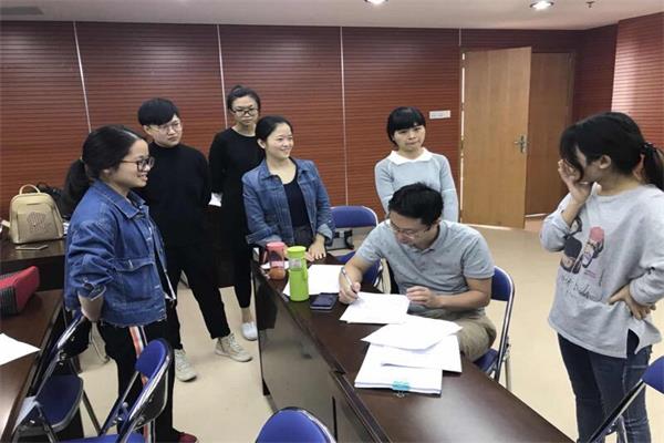 9广西中医药大学第一附属医院专家黄晶晶教授认真考核临床医学知识答辩.jpg 9广西中医药大学第一附属医院专家黄晶晶教授认真考核临床医学知识答辩.jpg