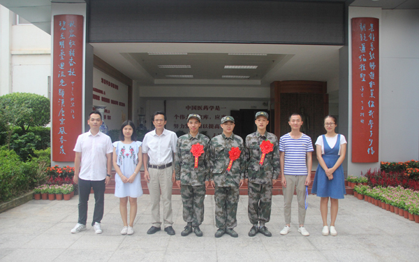 领导辅导员与新兵合影.JPG 领导辅导员与新兵合影.JPG