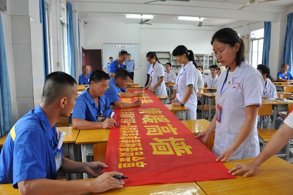 举行签名活动.jpg 举行签名活动.jpg