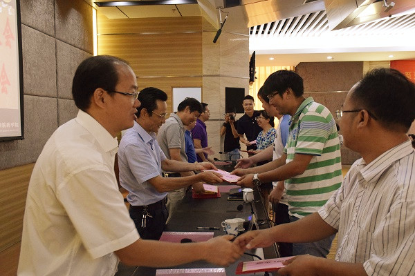 学院领导给最喜爱教师代表颁奖.jpg 学院领导给最喜爱教师代表颁奖.jpg