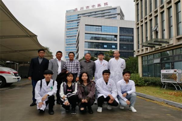 11与温州市中医医院学生合影留念.jpg 11与温州市中医医院学生合影留念.jpg