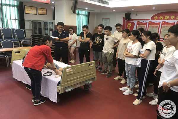 5.专家进行实习生医学临床技能考核.jpg 5.专家进行实习生医学临床技能考核.jpg