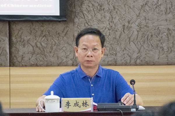 李书记主持大会.jpg 李书记主持大会.jpg