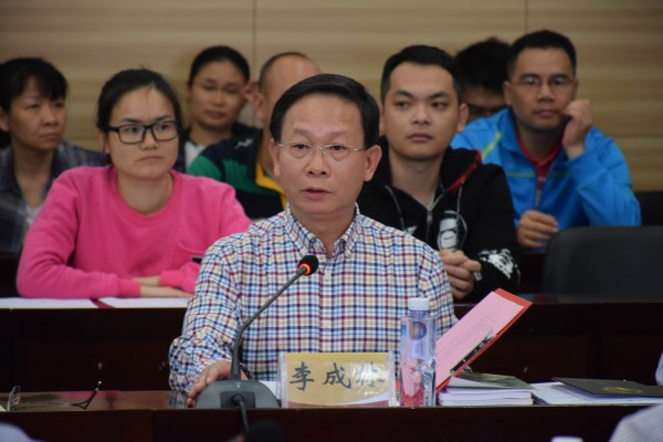 李书记主持会议.jpg 李书记主持会议.jpg