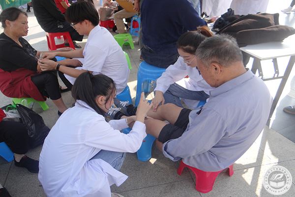 1.志愿者们现场做艾灸.jpg 1.志愿者们现场做艾灸.jpg