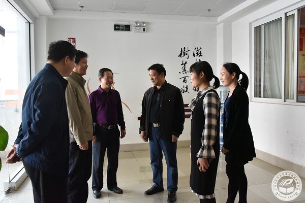 1学院领导亲切地询问甘芳林身体情况.JPG 1学院领导亲切地询问甘芳林身体情况.JPG