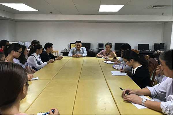 3-与第一附属医院药剂科领导、带教老师及实习生座谈交流.jpg