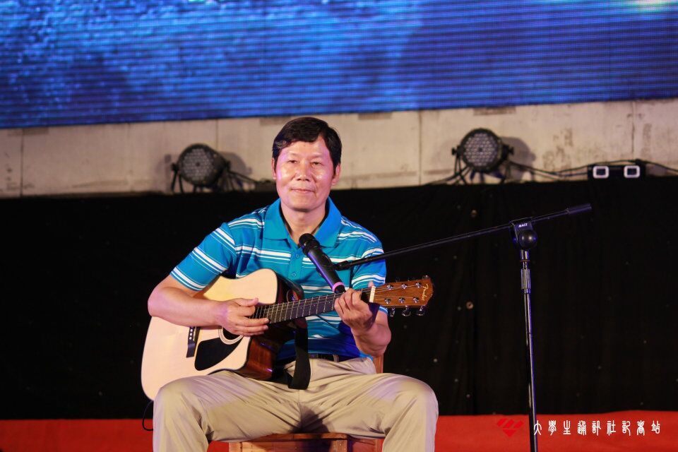 梁院长吉他弹唱表演