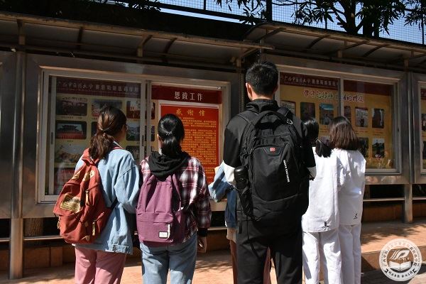 4同学们阅读感情真挚的感谢信.JPG