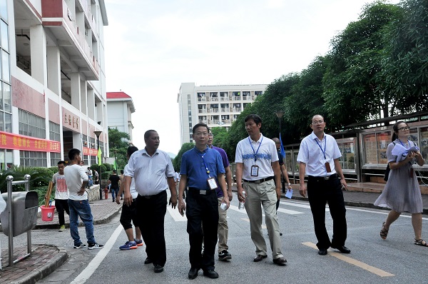 我院领导前往了解学校宿舍.jpg 我院领导前往了解学校宿舍.jpg