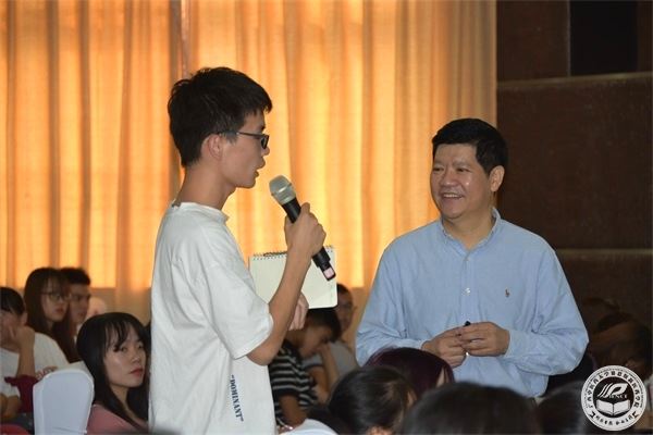 3.曾令辉教授在课堂中与同学互动.jpg 3.曾令辉教授在课堂中与同学互动.jpg