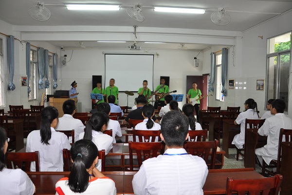 戒毒学员组建的乐队在表演.jpg 戒毒学员组建的乐队在表演.jpg