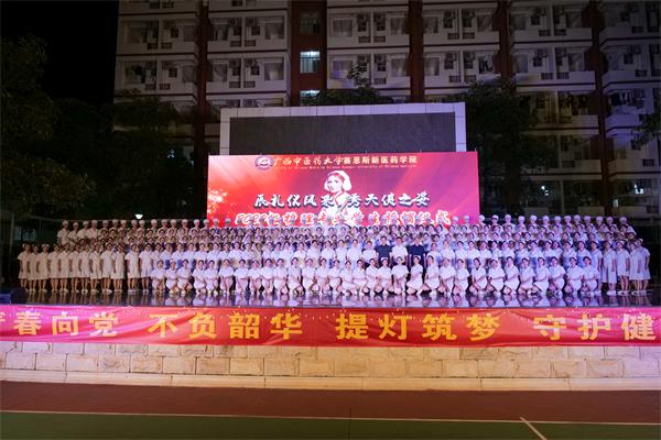 受帽老师和学生合影 (2).jpg